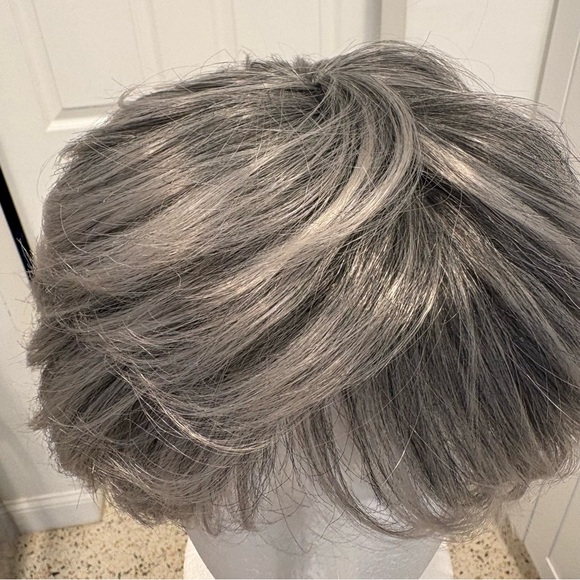 GRAY Pixie Wig! Light & Medium Grey! Basic Average size cap! Great condition! - Picture 6 of 11